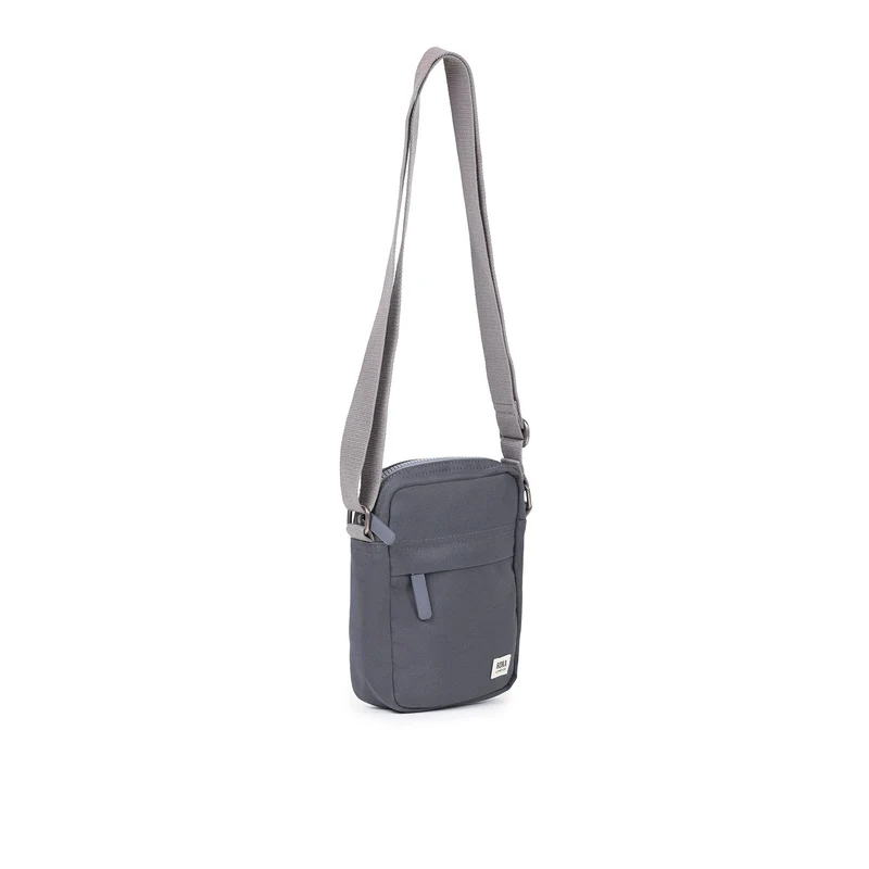 ROKA Bond Ausgeblichene schwarze Tasche aus recyceltem Canvas