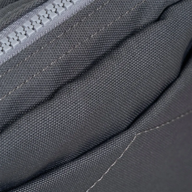 ROKA Bond Ausgeblichene schwarze Tasche aus recyceltem Canvas