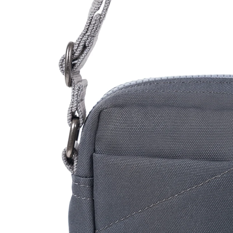 ROKA Bond Ausgeblichene schwarze Tasche aus recyceltem Canvas