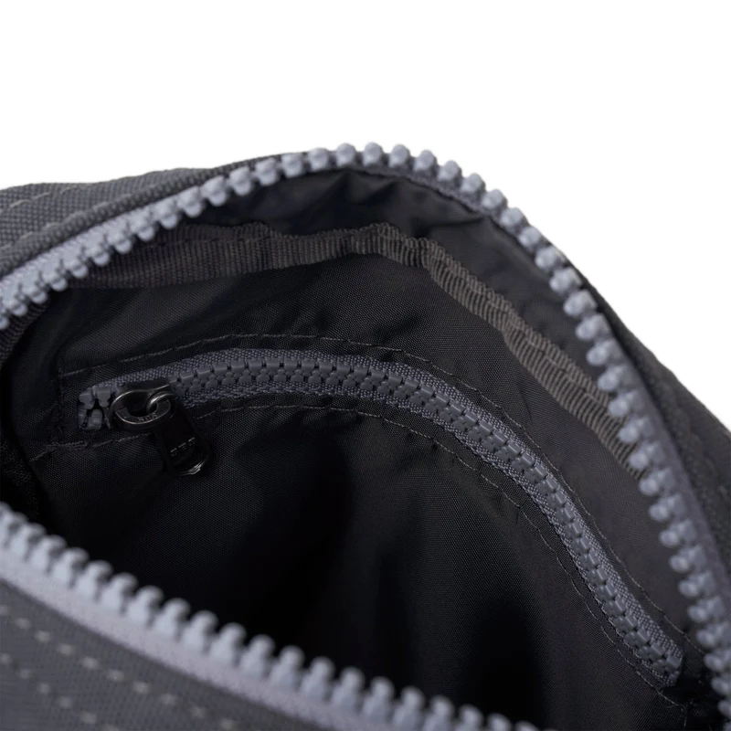 ROKA Bond Ausgeblichene schwarze Tasche aus recyceltem Canvas
