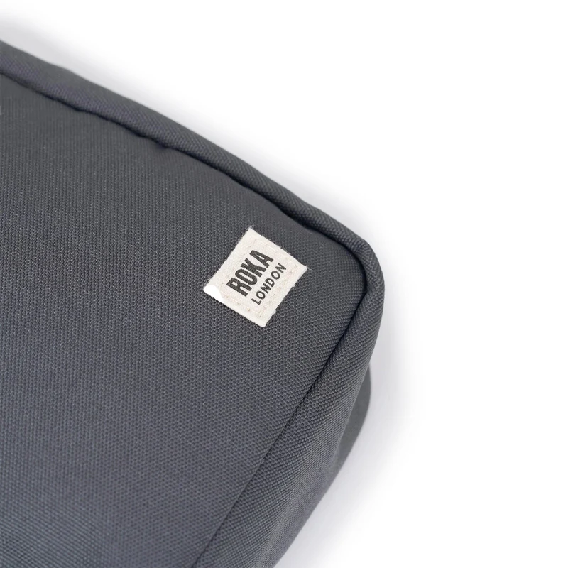 ROKA Bond Ausgeblichene schwarze Tasche aus recyceltem Canvas