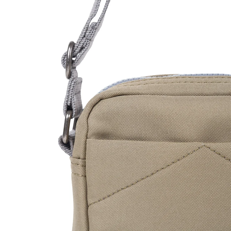 ROKA Bond Taupefarbene Tasche aus recyceltem Canvas