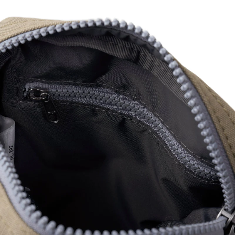ROKA Bond Taupefarbene Tasche aus recyceltem Canvas