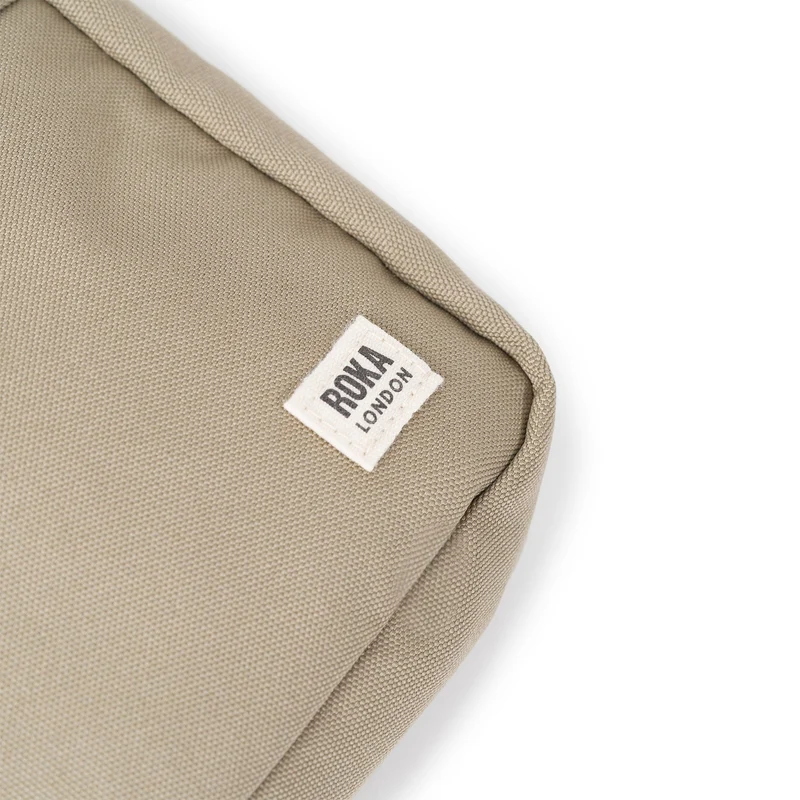 ROKA Bond Taupefarbene Tasche aus recyceltem Canvas