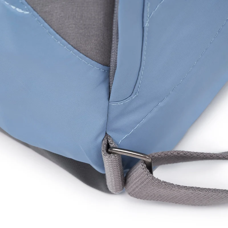 ROKA Canfield B Retro Blaue mittelgroße Tasche aus recyceltem Nylon