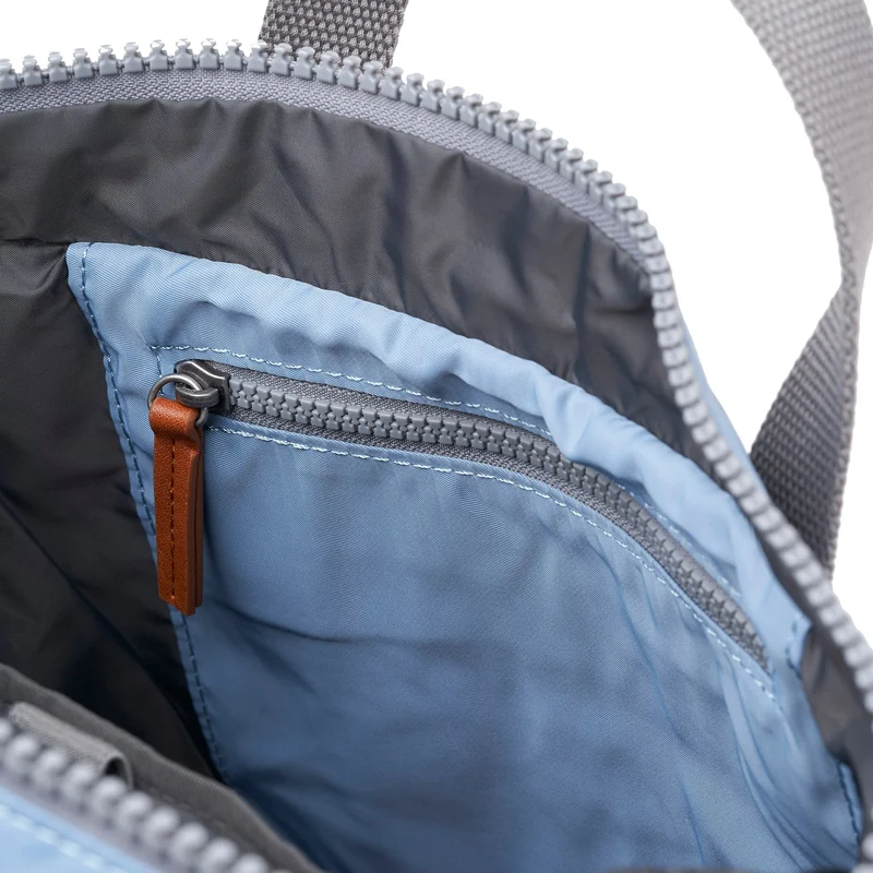 ROKA Canfield B Retro Blaue mittelgroße Tasche aus recyceltem Nylon