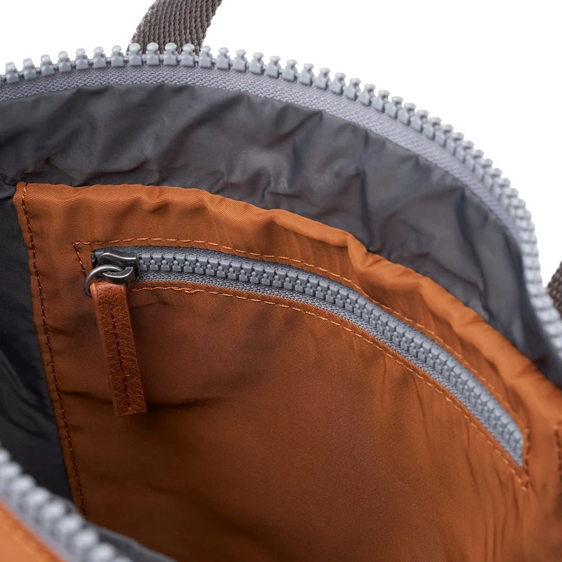ROKA Canfield B Bran Medium Tasche aus recyceltem Nylon