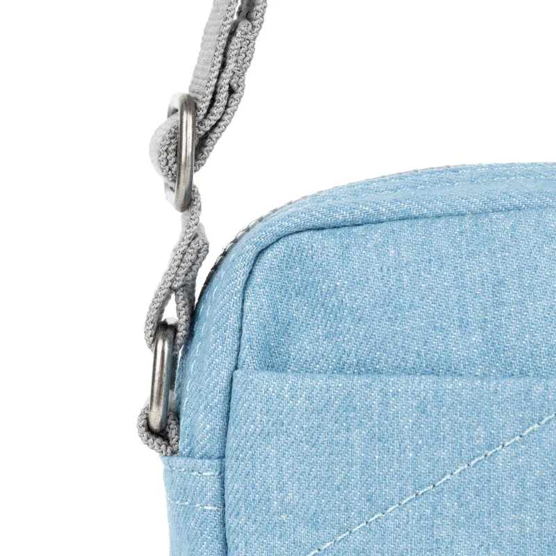 ROKA Bond Tasche aus recyceltem Denim-Canvas