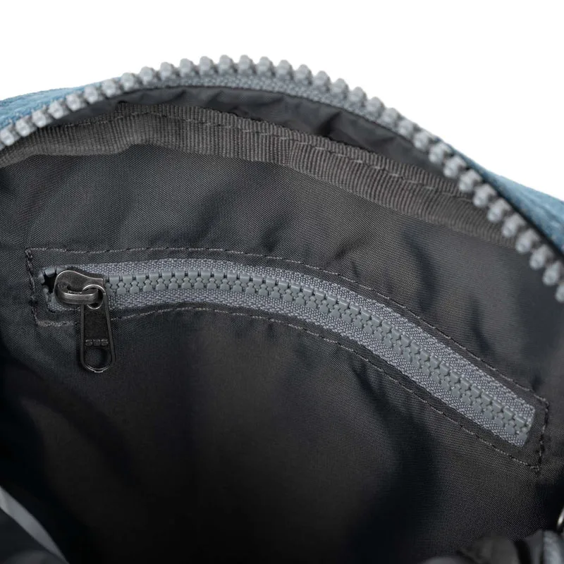 ROKA Bond Tasche aus recyceltem Denim-Canvas