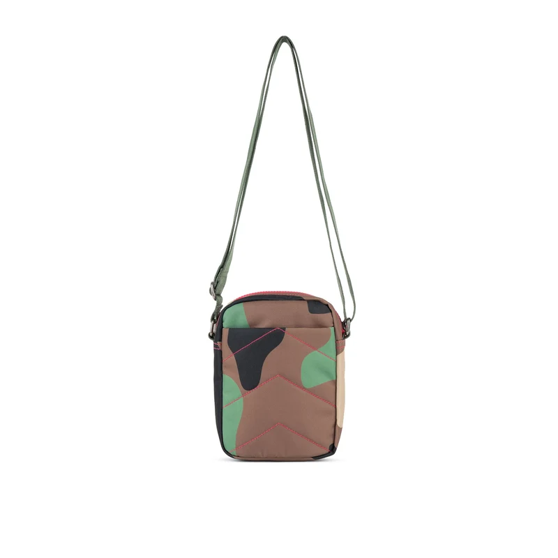 ROKA Bond Vintage-Tasche aus recyceltem Canvas mit Camouflage-Muster