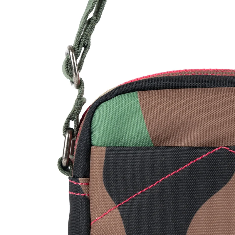 ROKA Bond Vintage-Tasche aus recyceltem Canvas mit Camouflage-Muster