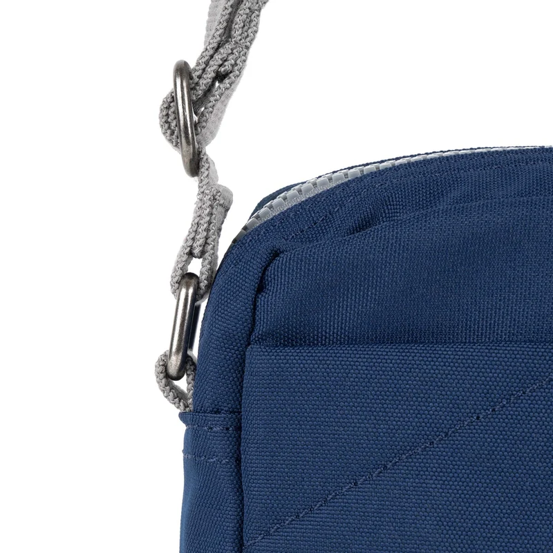 ROKA Bond Knackig blaue Tasche aus recyceltem Canvas