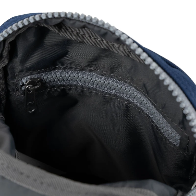ROKA Bond Knackig blaue Tasche aus recyceltem Canvas