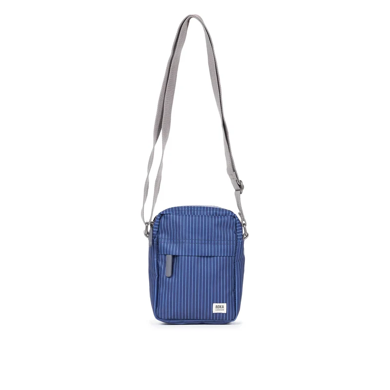ROKA Bond Dunkelblaue, nadelstreifenbesetzte Tasche aus recyceltem Denim
