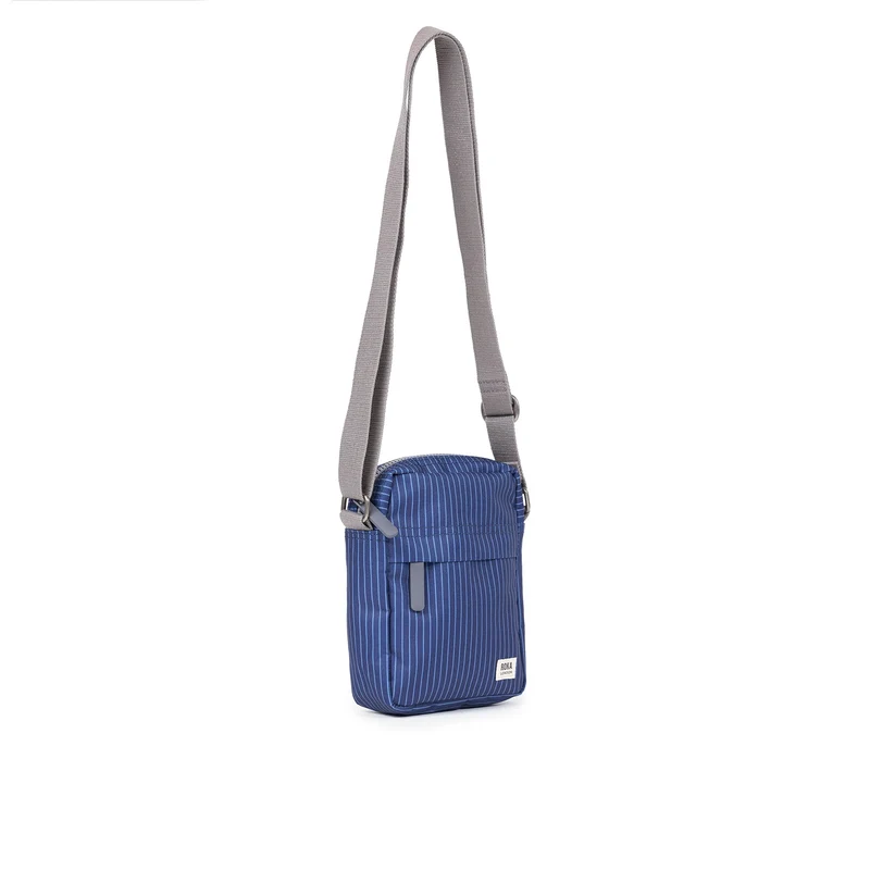 ROKA Bond Dunkelblaue, nadelstreifenbesetzte Tasche aus recyceltem Denim