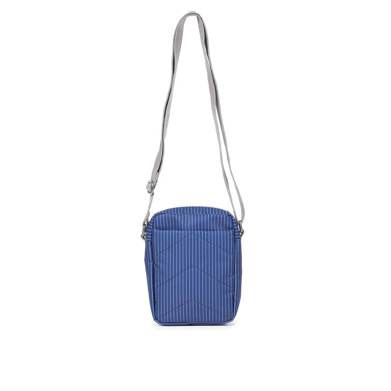 ROKA Bond Dunkelblaue, nadelstreifenbesetzte Tasche aus recyceltem Denim