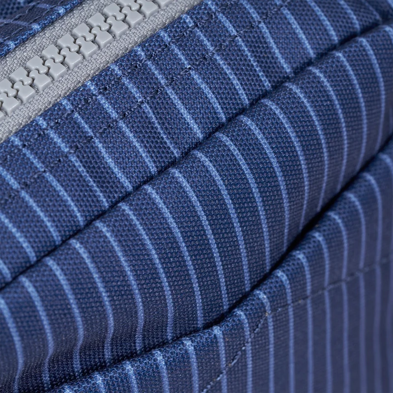 ROKA Bond Dunkelblaue, nadelstreifenbesetzte Tasche aus recyceltem Denim