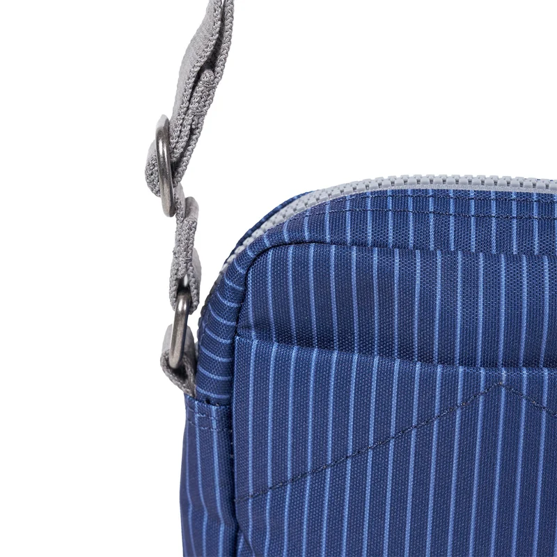 ROKA Bond Dunkelblaue, nadelstreifenbesetzte Tasche aus recyceltem Denim