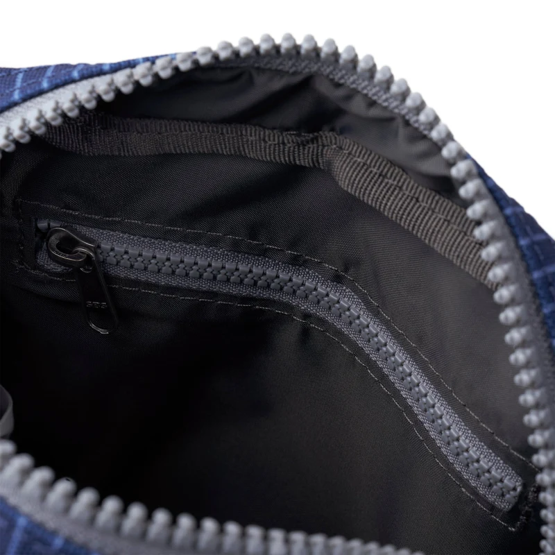 ROKA Bond Dunkelblaue, nadelstreifenbesetzte Tasche aus recyceltem Denim