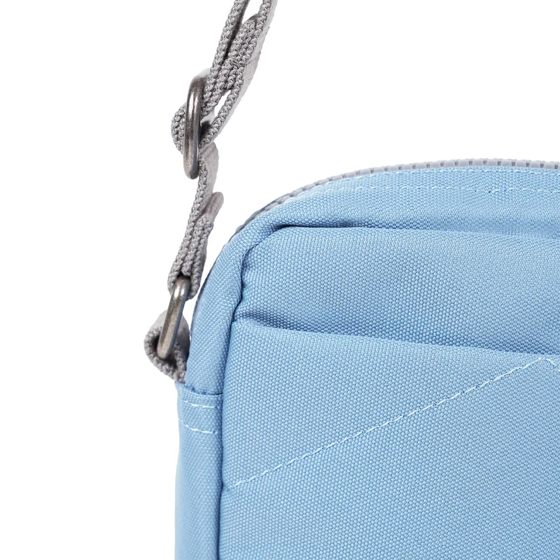 ROKA Bond Retro-Tasche aus recyceltem Canvas in Blau