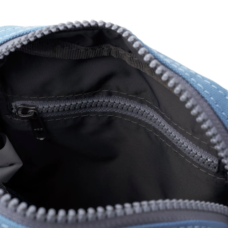 ROKA Bond Retro-Tasche aus recyceltem Canvas in Blau