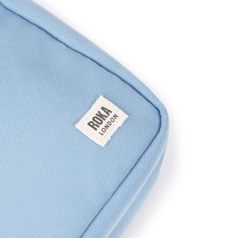 ROKA Bond Retro-Tasche aus recyceltem Canvas in Blau