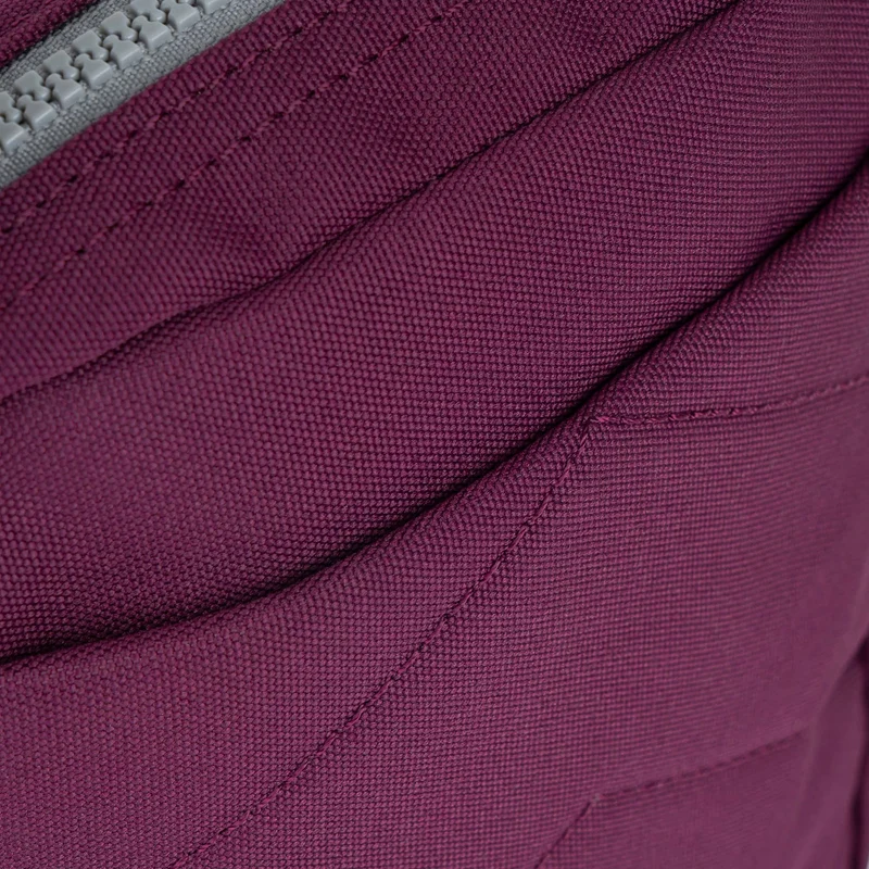 ROKA Bond Kirschfarbene Tasche aus recyceltem Canvas