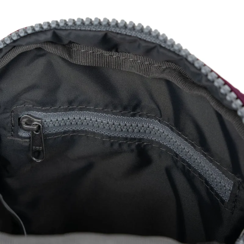 ROKA Bond Kirschfarbene Tasche aus recyceltem Canvas