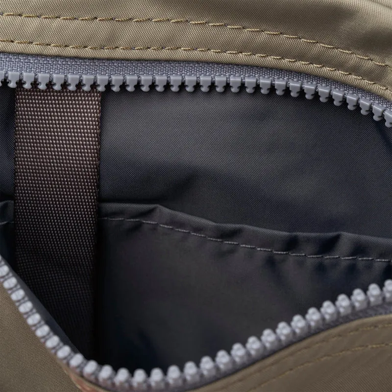 ROKA Chelsea B Taupe Recycling-Nylon-Tasche