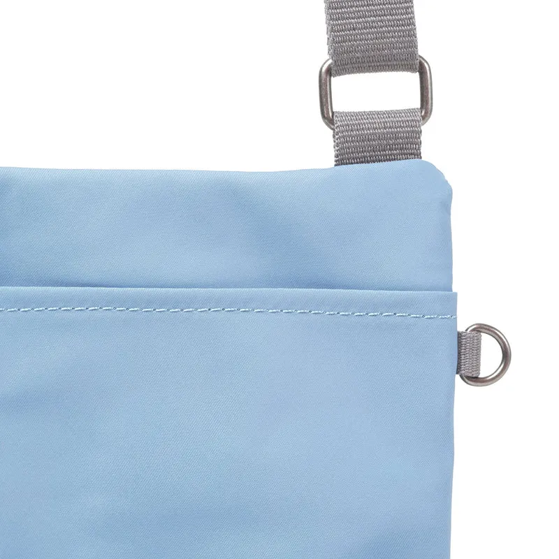 ROKA Chelsea B Retro Blaue Tasche aus recyceltem Nylon