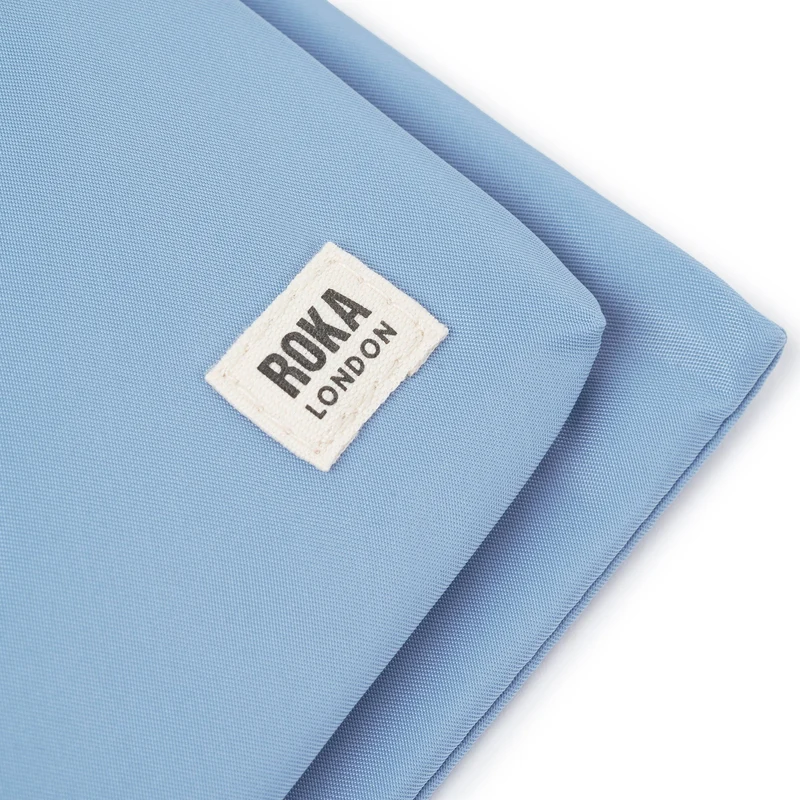 ROKA Chelsea B Retro Blaue Tasche aus recyceltem Nylon