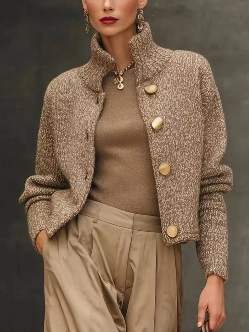 Kurze Damenstrickjacke mit hohem Kragen und Knopfverschluss - Elsbeth