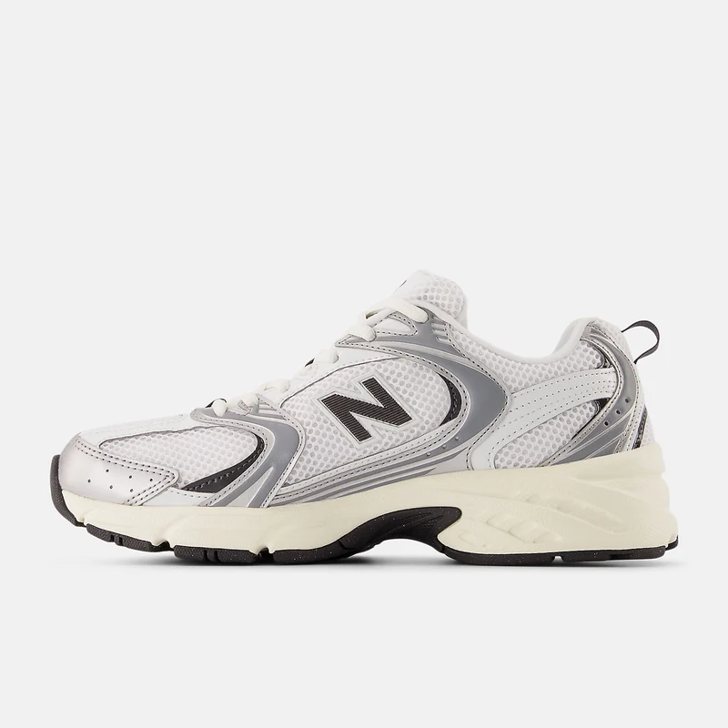 New Balance Unisex 530 Sneaker | Silber Metallic / Schwarz Zement