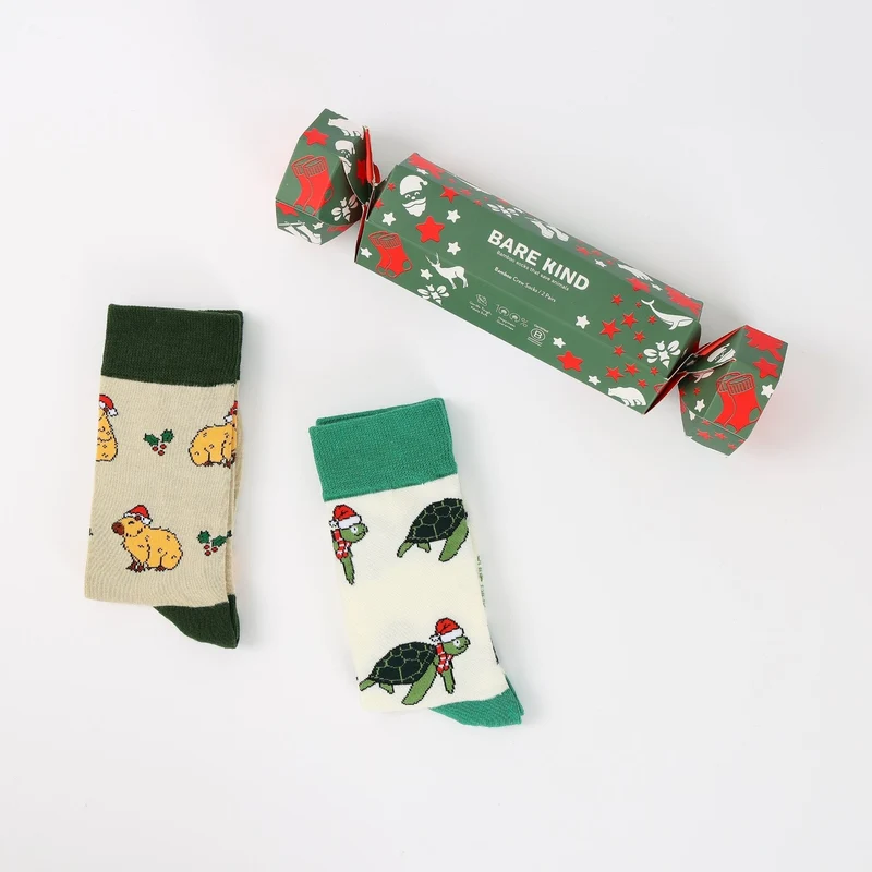Bare Kind Weihnachtsknaller-Socken aus Bambus mit Wasserschwein- und Schildkrötenmotiv | 2er-Pack