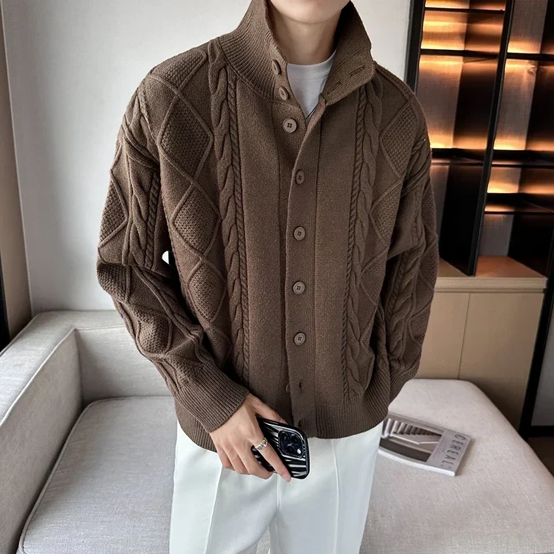 Strickcardigan mit Zopfmuster und Stehkragen mit Knöpfen – Adrián