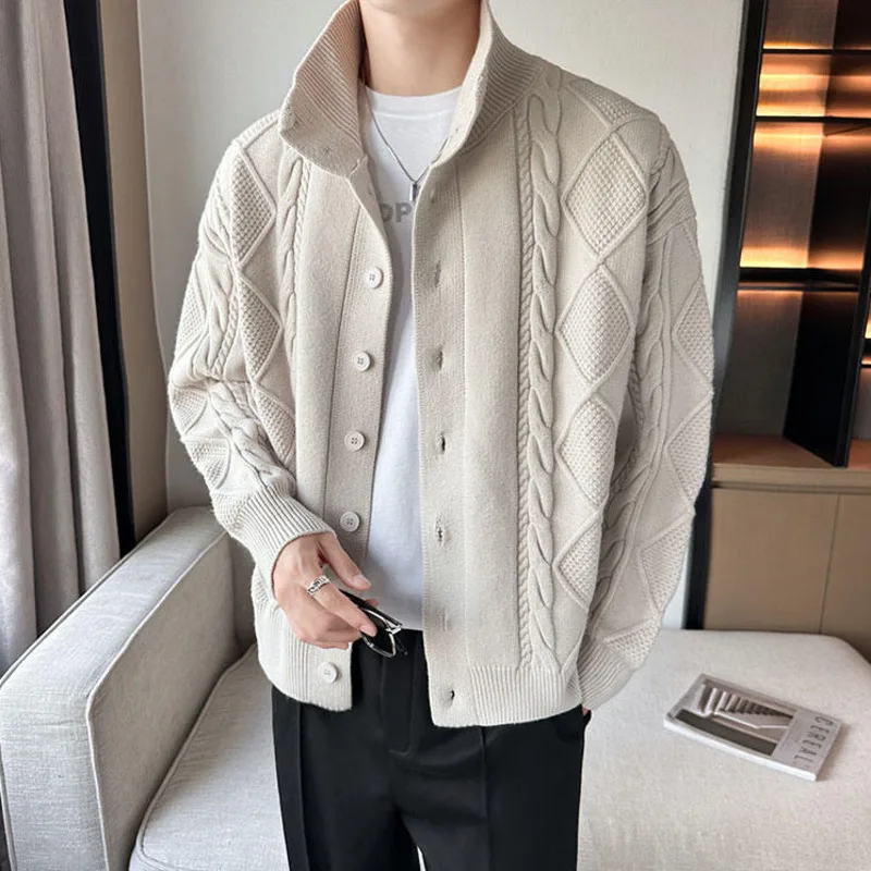 Strickcardigan mit Zopfmuster und Stehkragen mit Knöpfen – Adrián