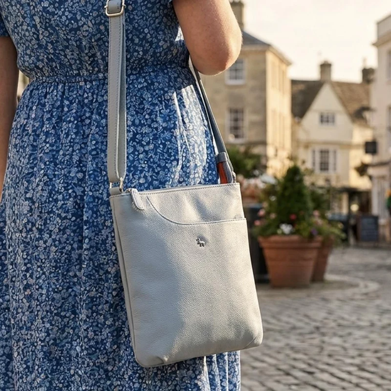 Essential Leather Crossbody Bag - LLOYD44036 / 330 478 - Light Blue