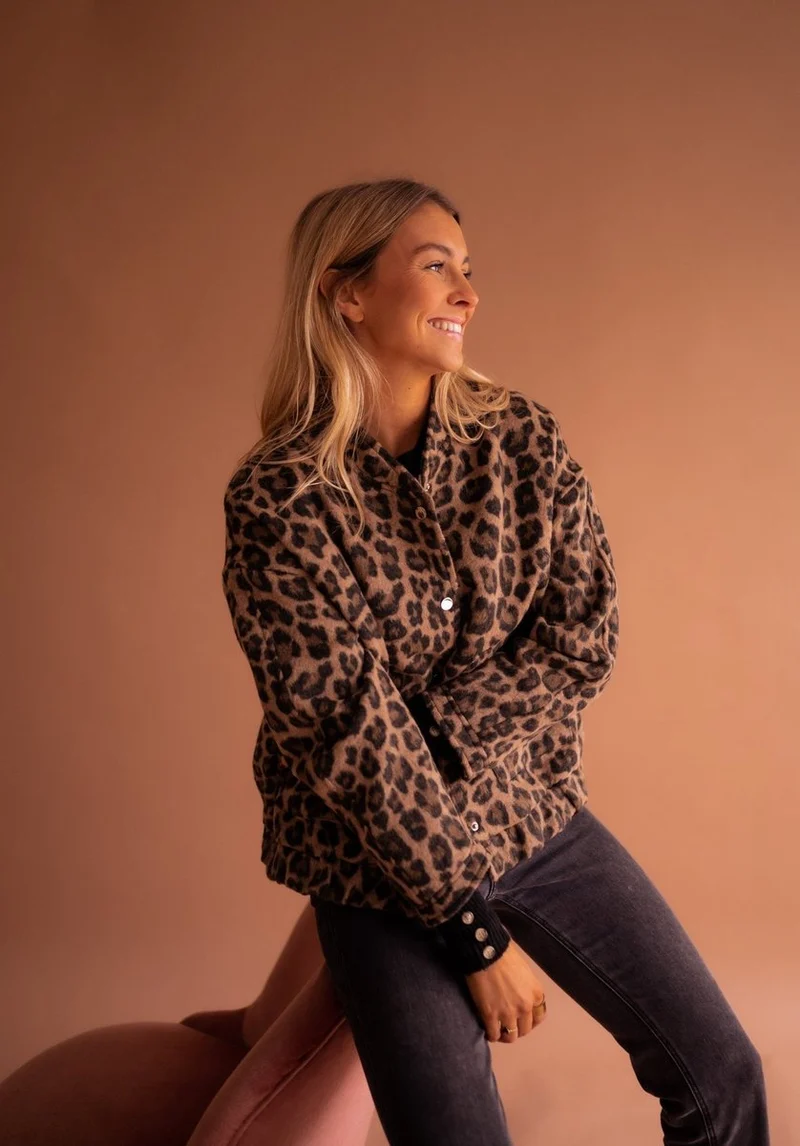 Luisa | Damen Steppjacke Oversized Leopardenmuster Druckknopf
