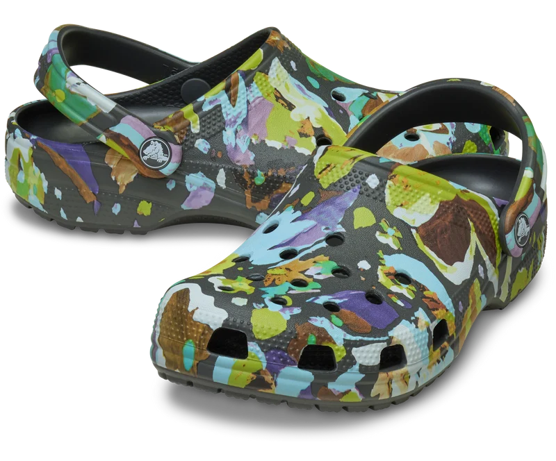 CROCS Unisex Klassischer Clog mit Blumenmuster | Schwarzer Sand