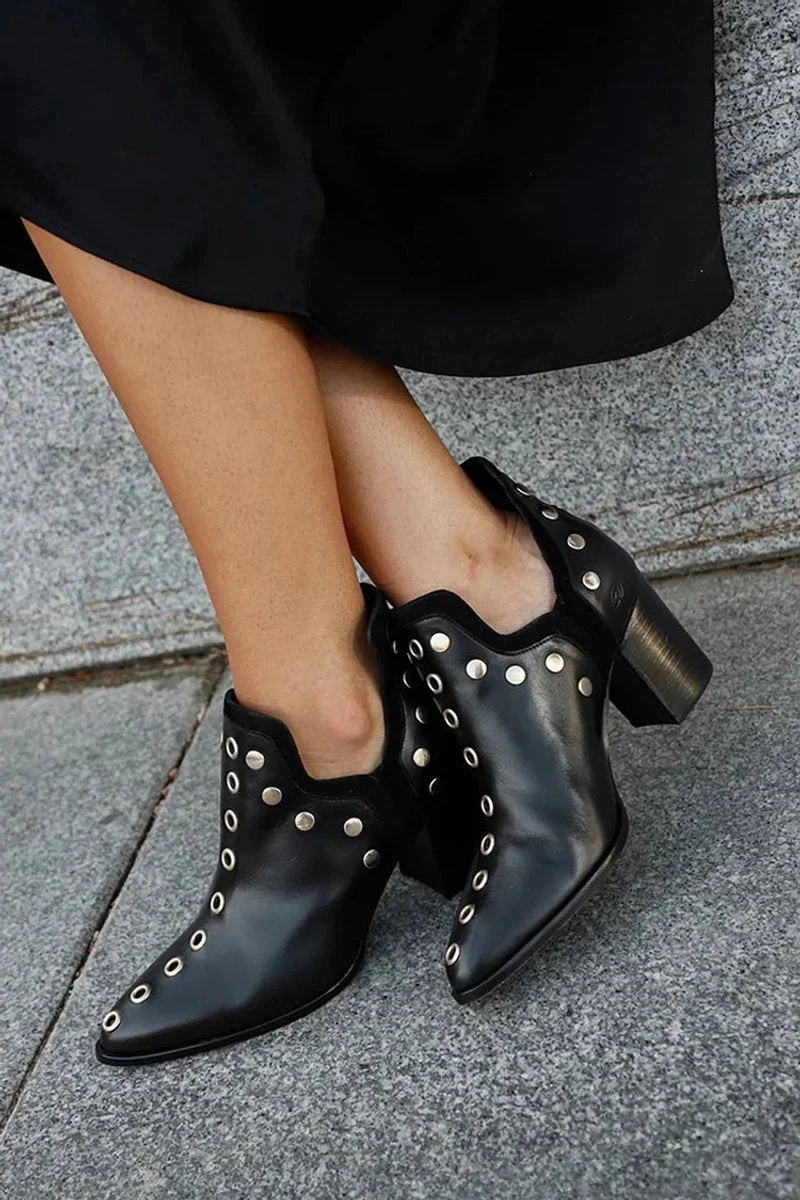 Lena | Damen Ankle Boots Schwarz Spitz Genietet Blockabsatz