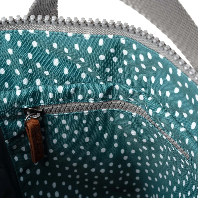 ROKA Bantry B Drizzle Sage Kleine Tasche aus recyceltem Canvas