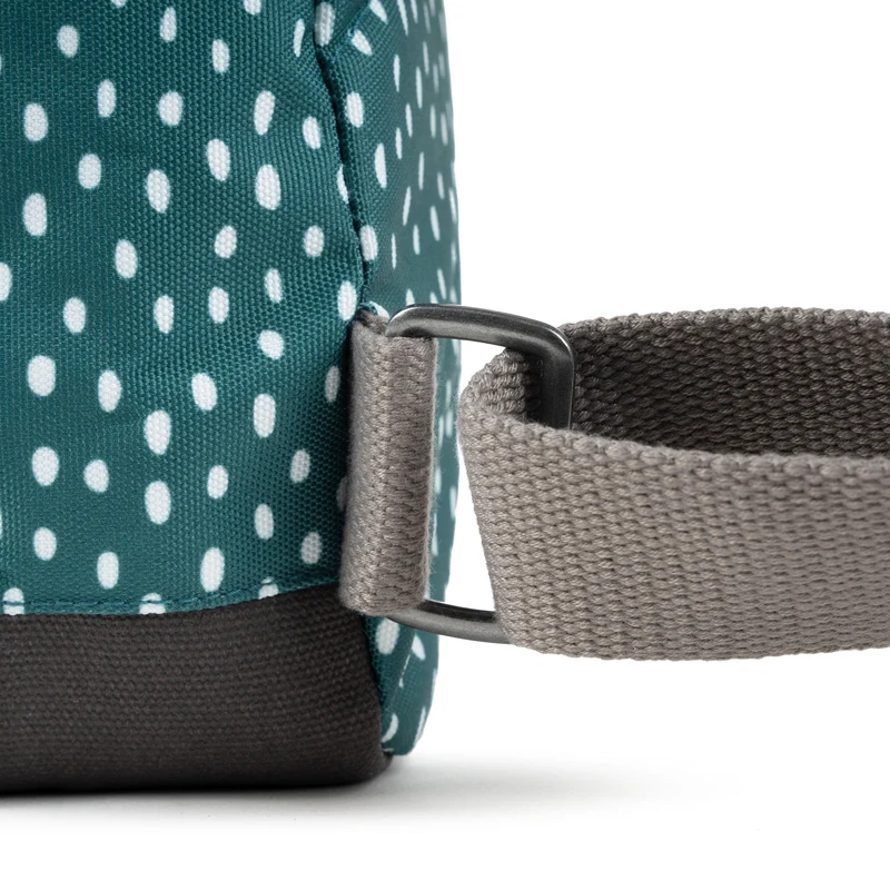 ROKA Bantry B Drizzle Sage Kleine Tasche aus recyceltem Canvas