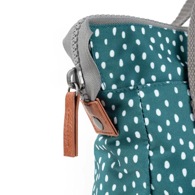 ROKA Bantry B Drizzle Sage Kleine Tasche aus recyceltem Canvas