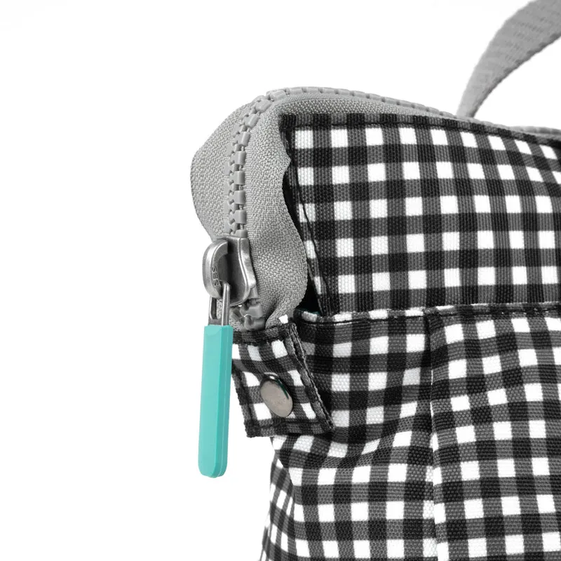 ROKA Bantry Kleine Tasche aus recyceltem Canvas mit schwarzem Vichy-Karo