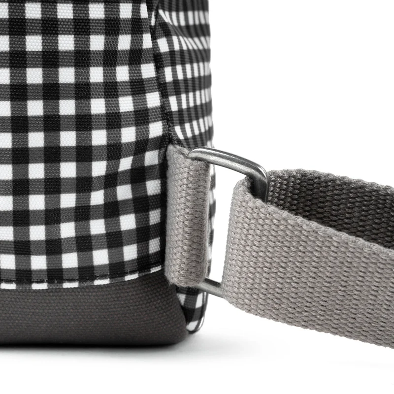 ROKA Bantry Kleine Tasche aus recyceltem Canvas mit schwarzem Vichy-Karo
