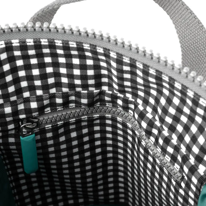 ROKA Bantry Kleine Tasche aus recyceltem Canvas mit schwarzem Vichy-Karo