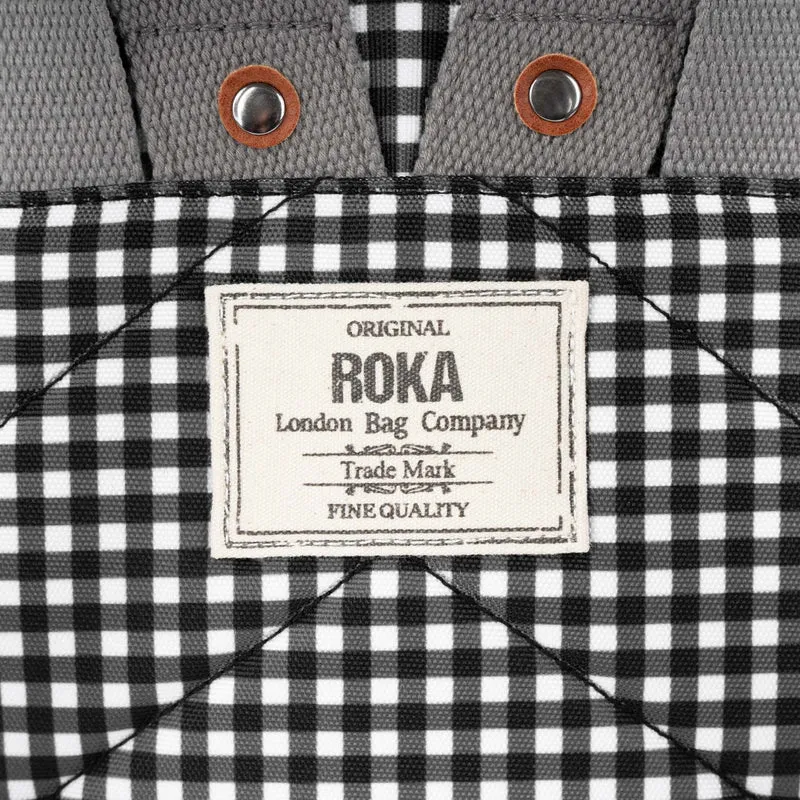 ROKA Bantry Kleine Tasche aus recyceltem Canvas mit schwarzem Vichy-Karo