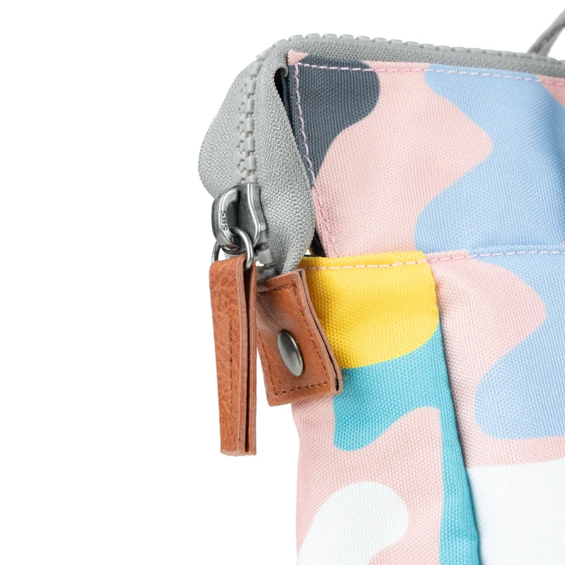 ROKA Bantry B Mellow Camo Kleine Tasche aus recyceltem Canvas