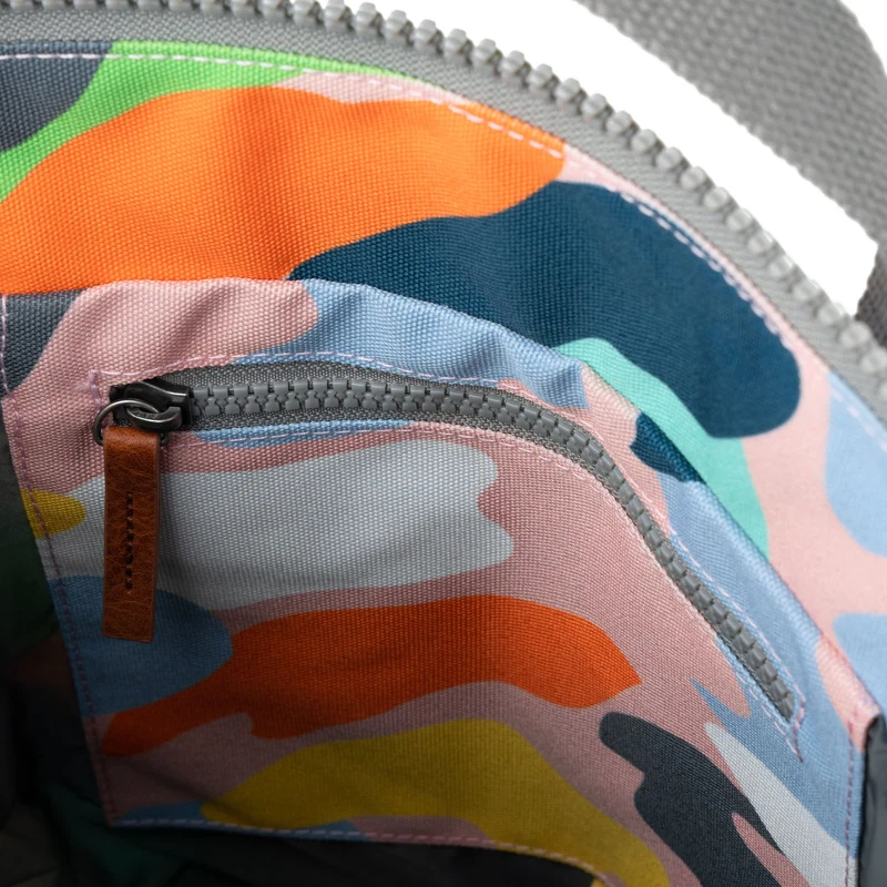 ROKA Bantry B Mellow Camo Kleine Tasche aus recyceltem Canvas