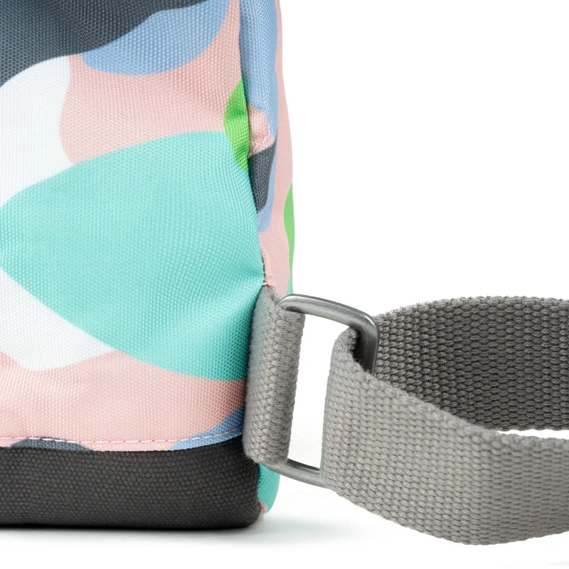 ROKA Bantry B Mellow Camo Kleine Tasche aus recyceltem Canvas